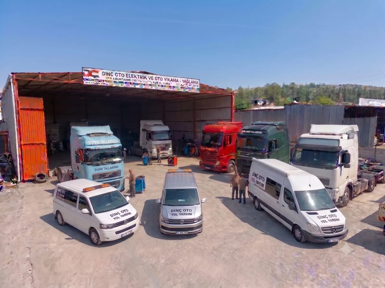 Dinç Oto Full Servis’in Dilovası’ndaki servis alanında binek ve ticari araçlar
