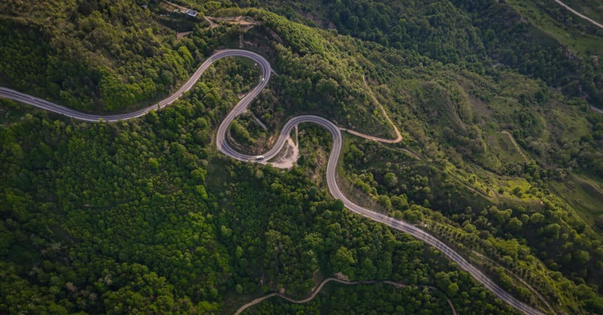 Domaniç Dağları'ndaki kıvrımlı yollar yeşilin tonlarıyla buluştu