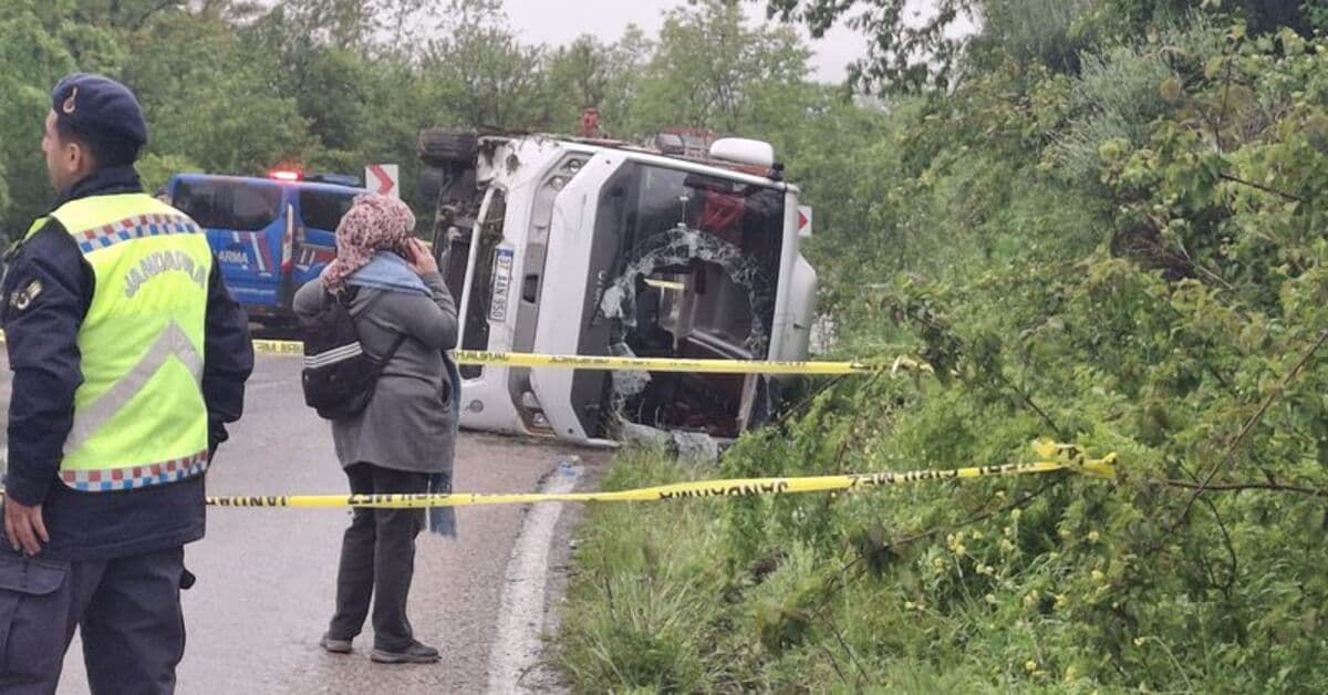 Tur otobüsü devrildi: 2'si ağır 18 yaralı!