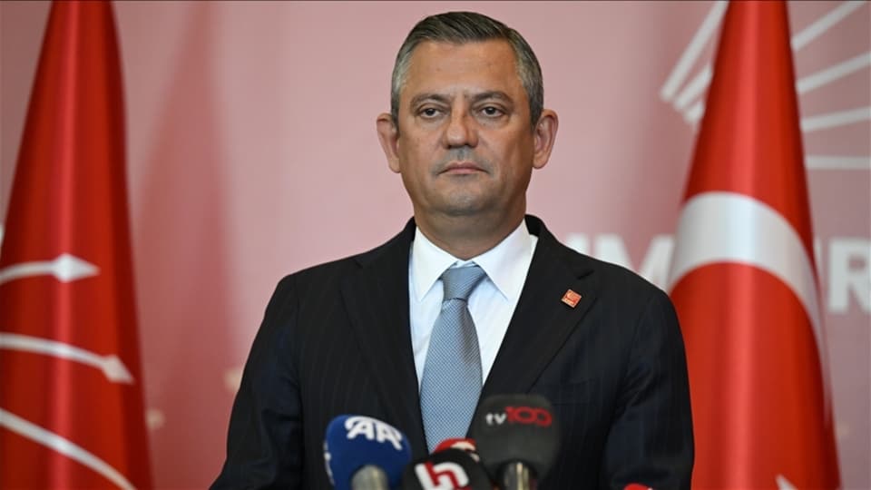 Özgür Özel, 32 anneyi aradı