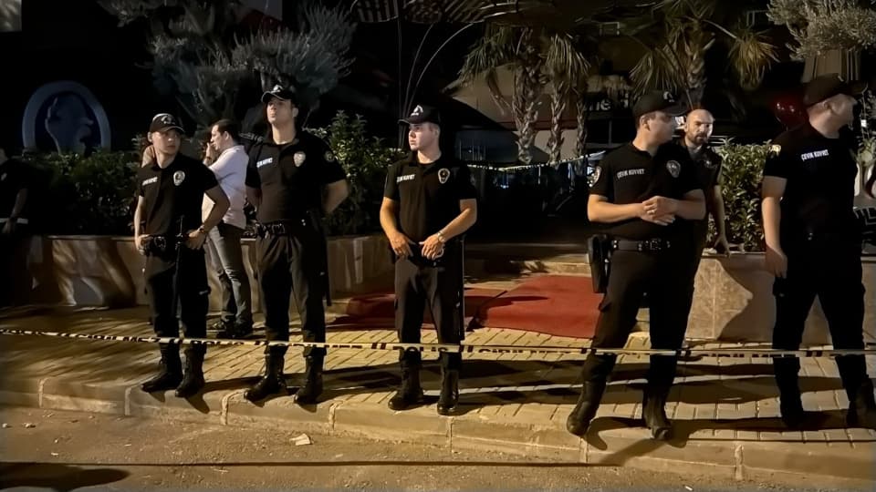Kafede silahlı çatışma! 3 kişi öldü, yaralılar var!