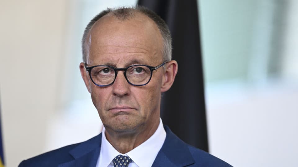 Merz istifa etmedi, reform vaat etti