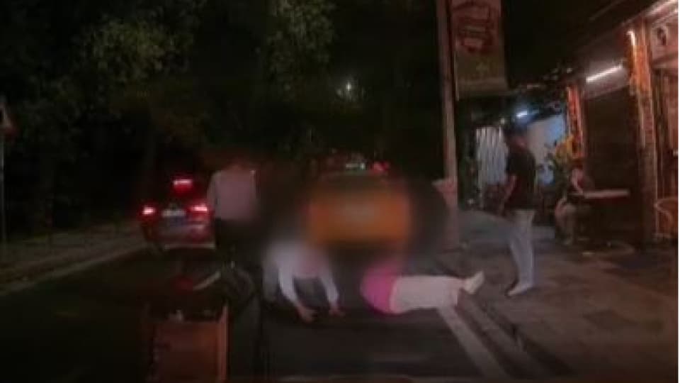 Yolcularını darbeden taksici yakalandı