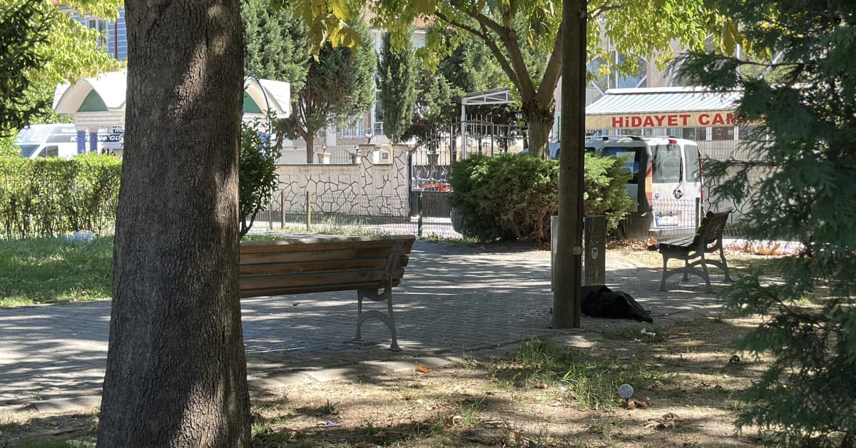 Caminin parkındaki bankta şüpheli ölüm