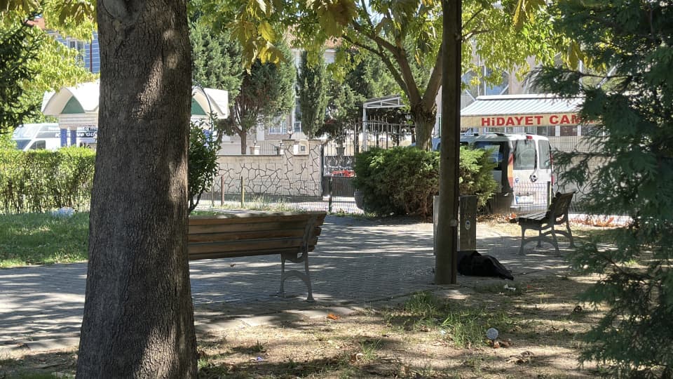 Caminin parkındaki bankta şüpheli ölüm