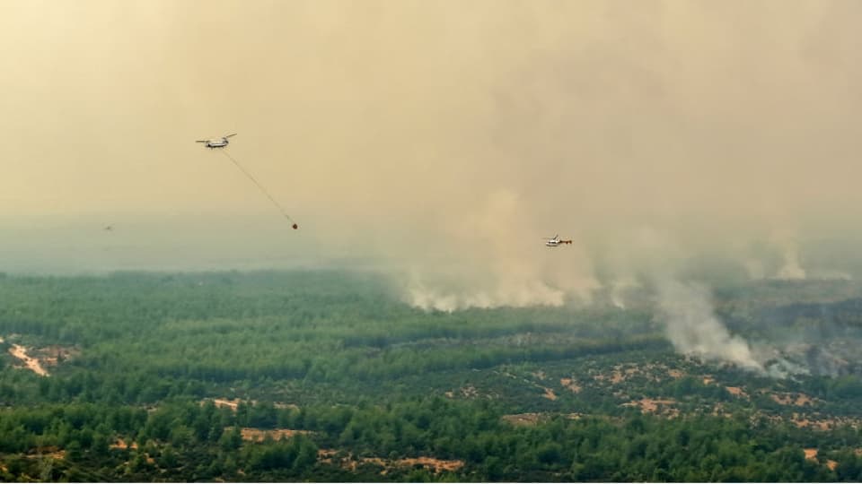 Antalya'da korkutan görüntüler! Alevler evleri tehdit ediyor!