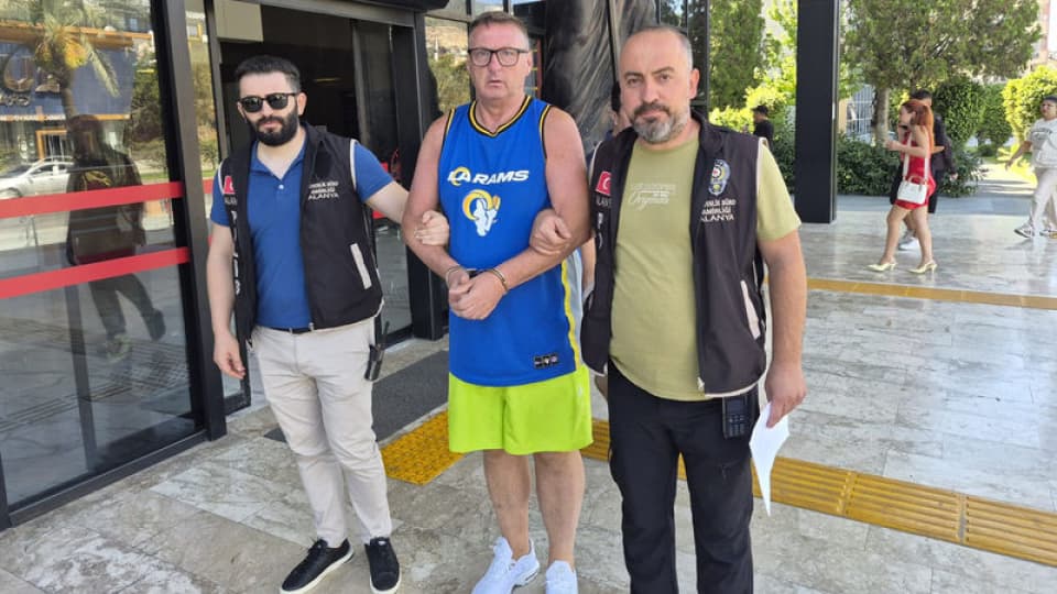 Türk bayrağına tüküren İngiliz turist tutuklandı