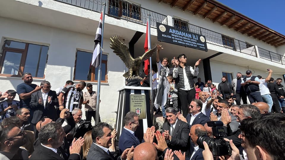 Siyah-beyaz sevgisi Ardahan'da sanata dönüştü!