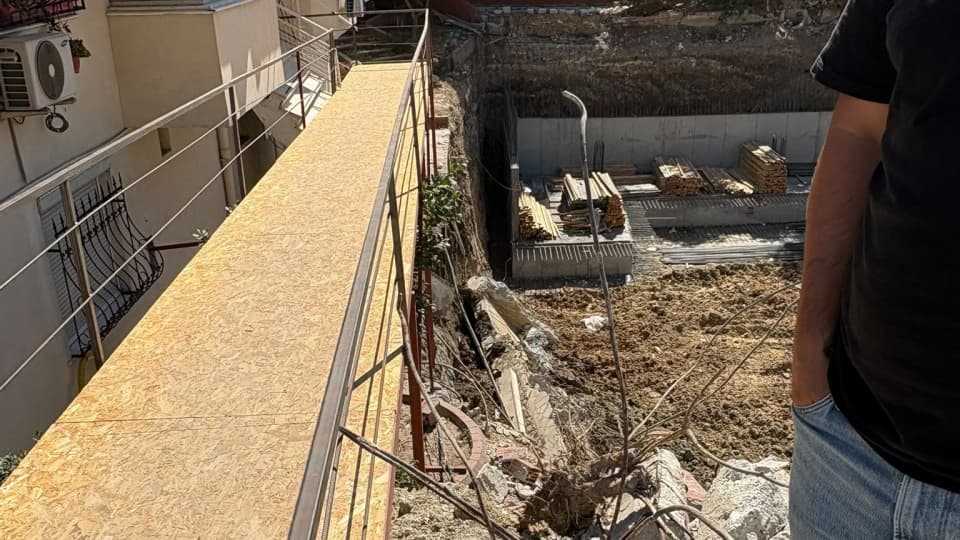 Bahçelievler'de istinat duvarı çöktü