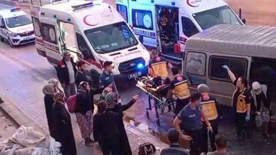 Bursa'da minibüs traktöre çarptı: 10 yaralı