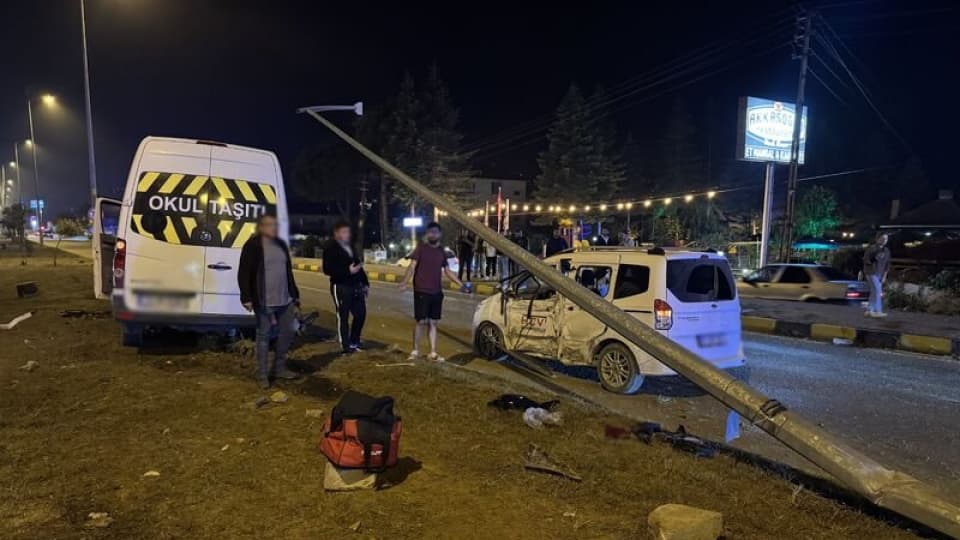 Düğün dönüşü kaza: 21 yaralı
