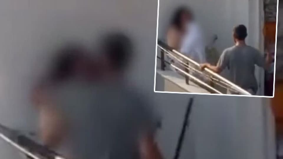 Vicdan kanatan görüntü... Balkonda kadına sopalı şiddet!