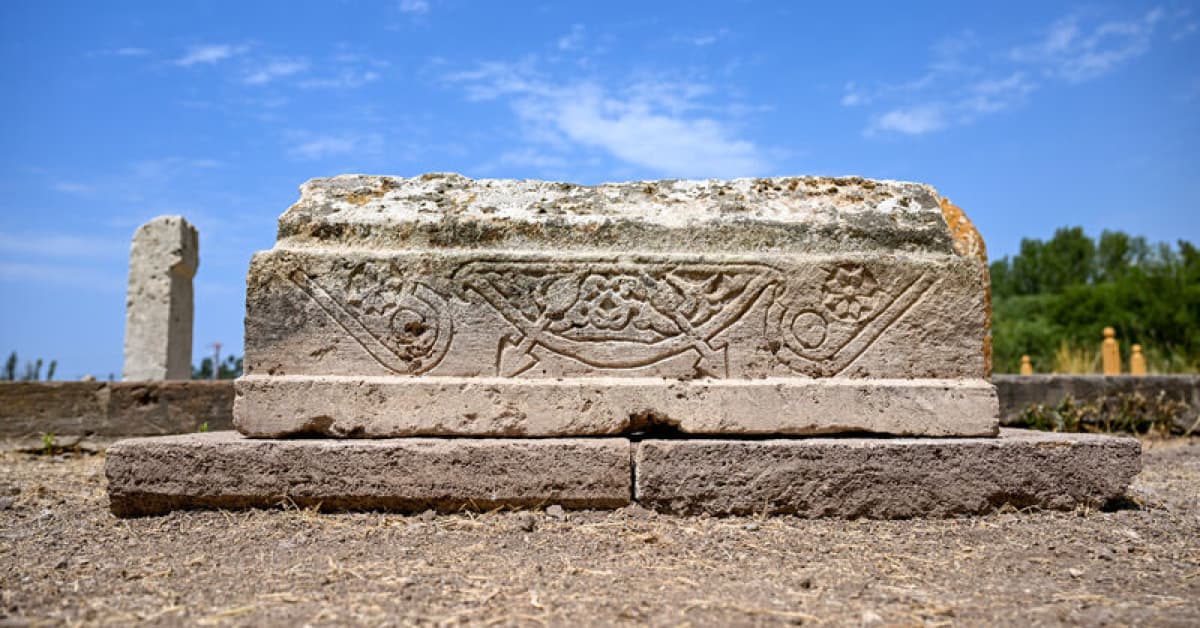 Tarihi mezarlıkta 'çevgan' motifli çocuk mezar taşı sürprizi