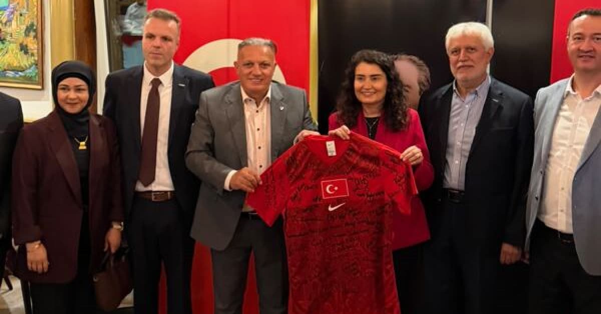 Stuttgart Başkonsolosu Kaçar'a veda hediyesi