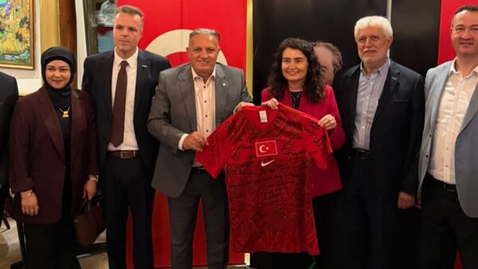 Stuttgart Başkonsolosu Kaçar'a veda hediyesi