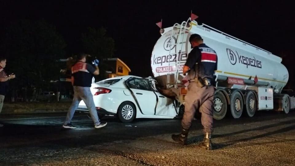Manavgat'ta otomobil TIR'a çarptı: 1 ölü