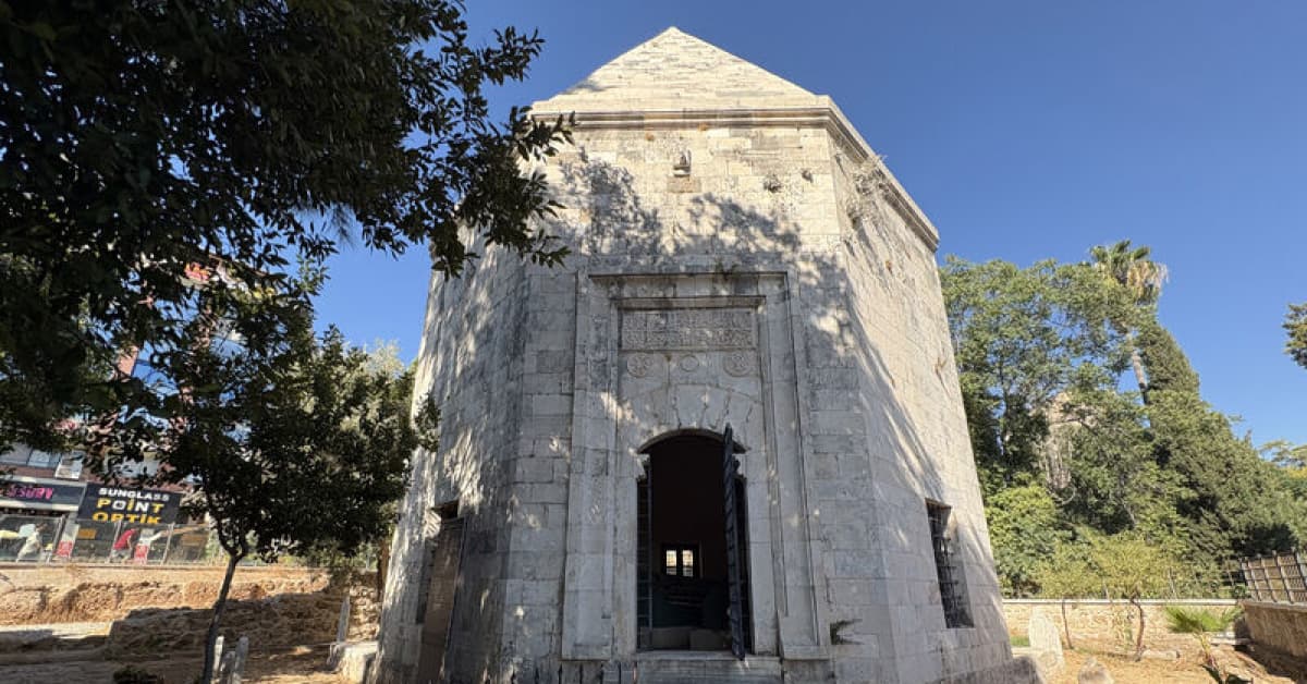 Zincirleri kırdı, Antalya'yı geri aldı... Türbesi 649 yıllık!