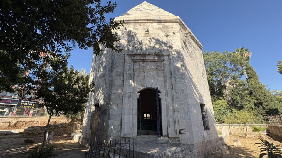 Zincirleri kırdı, Antalya'yı geri aldı... Türbesi 649 yıllık!