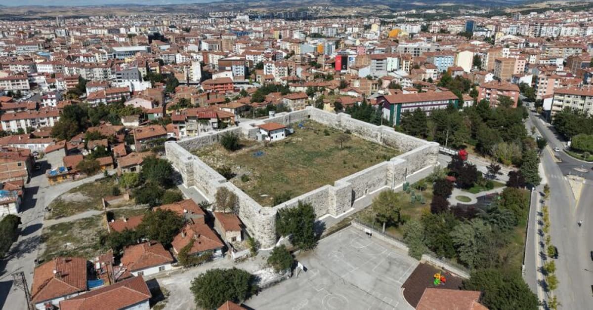 3 yıl sürdü! 1000 yıllık surlarda ikinci etap tamamlandı