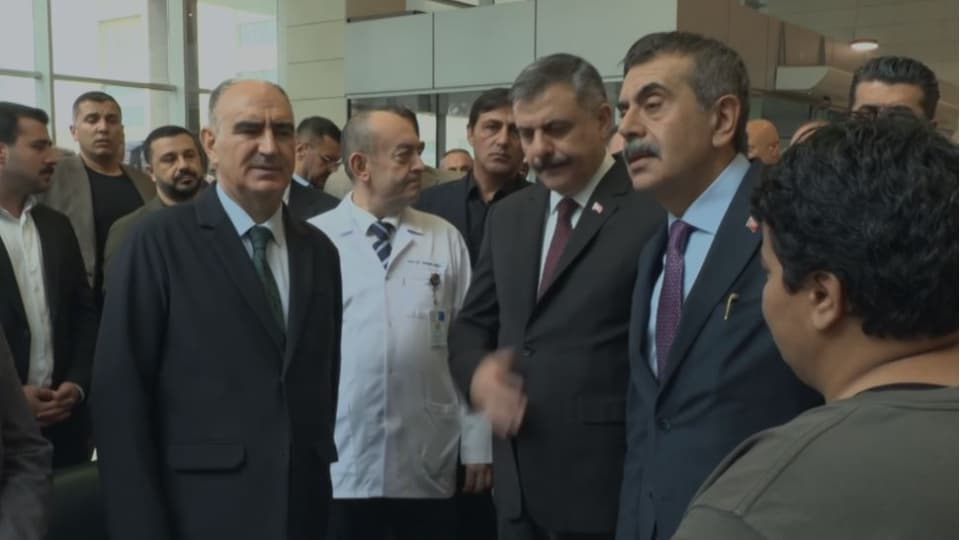 Bakanlar yaralı çocukları ziyaret etti