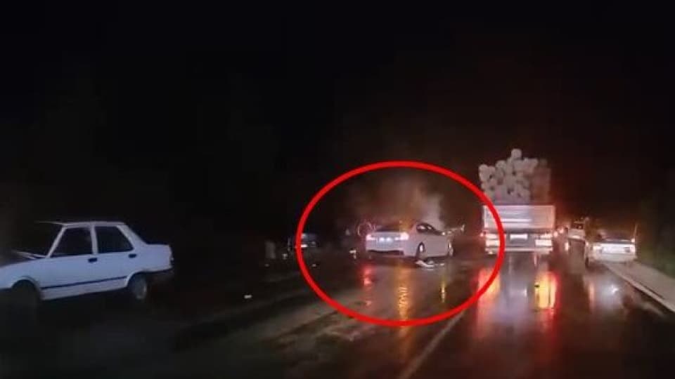 Otomobiller kafa kafaya çarpıştı: 1 ölü, 1 yaralı