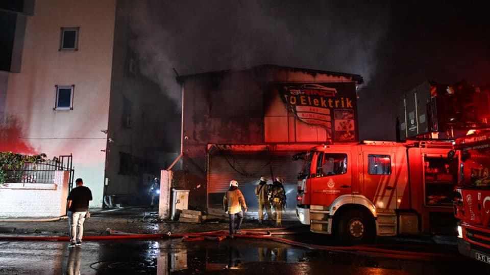 Esenyurt'ta yangın: 5 iş yeri ve 1 fabrika zarar gördü