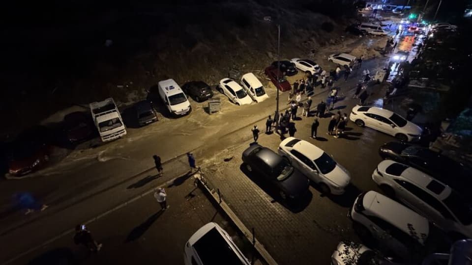 Yol çöktü! Araçlar çukura düştü