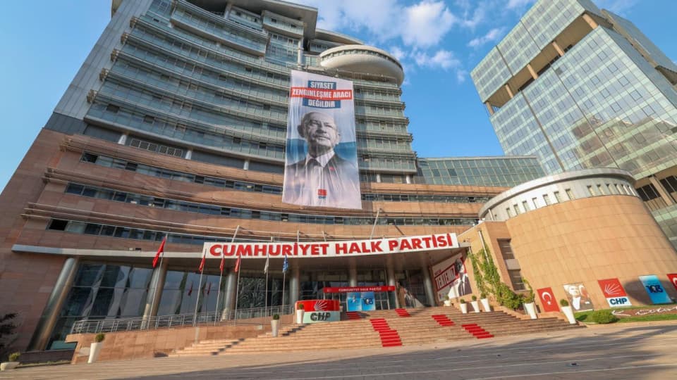 CHP'de peş peşe istifalar