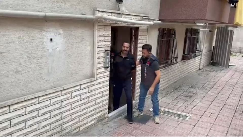 Sosyal medyada 'kamu görevlileriyle iletişimde' izlenimi veren şüpheli tutuklandı