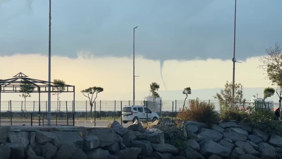 Yalova'daki hortum İstanbul'dan izlendi