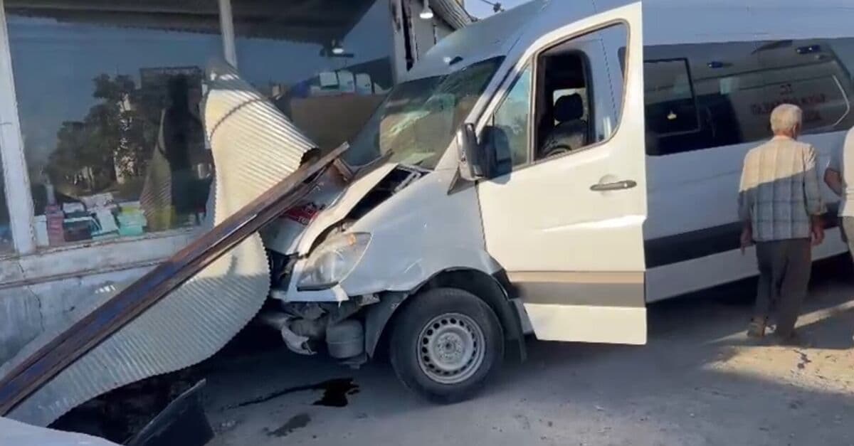 Servis dükkana daldı: 10 yaralı
