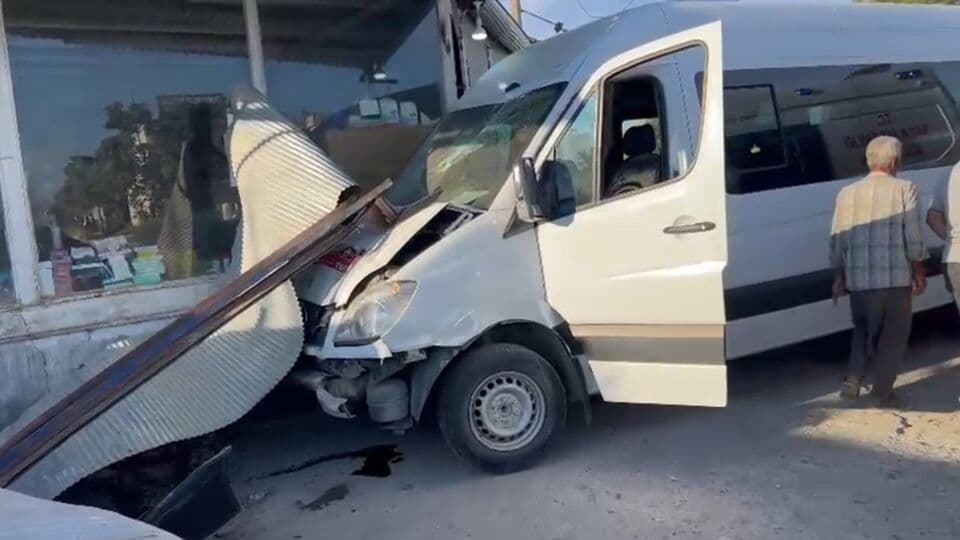 Servis dükkana daldı: 10 yaralı