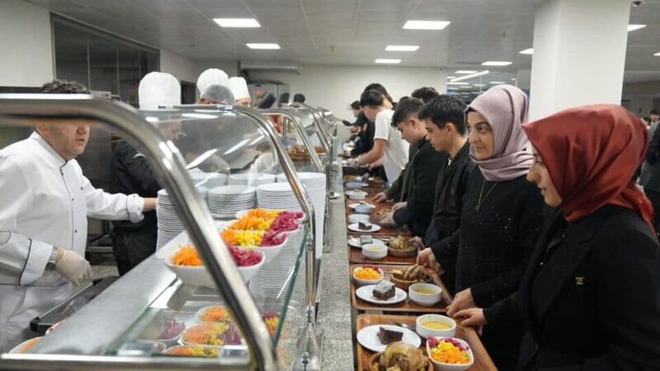 Ümraniye'de üniversite öğrencilerine ücretsiz yemek