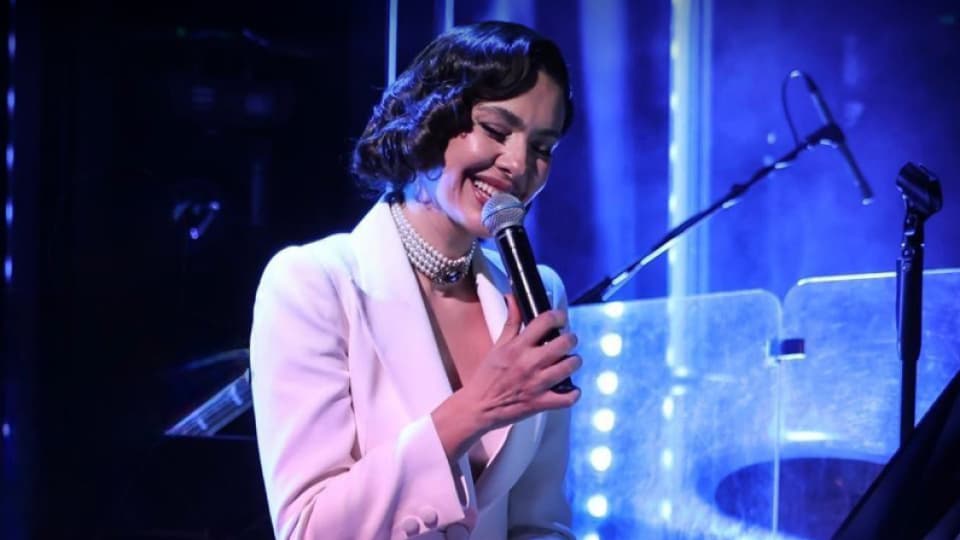 Bergüzar Korel 'Hatırladıkça' ile sahnede