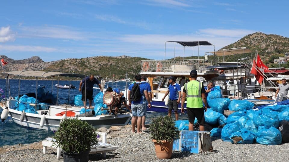 Marmaris'te iki saatte bir ton atık toplandı