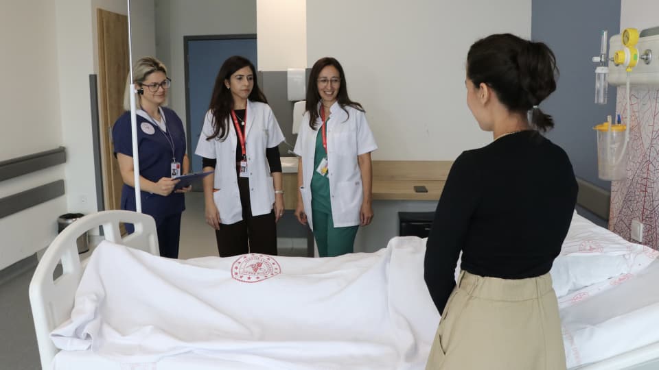 Öksürük şikayetiyle hastaneye götürüldü! Mide ve boğazından çıkanlar şoke etti