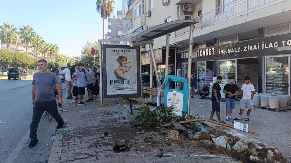 Otomobil durağa daldı: 3 yaralı