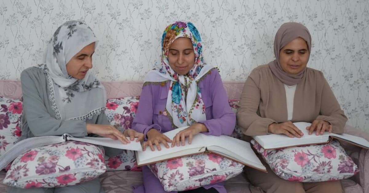 Görme engelli 3 kardeş azimle üniversiteyi kazandı