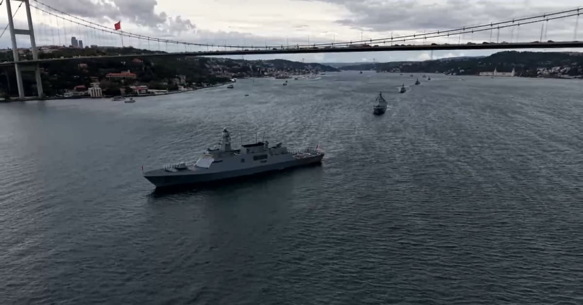 İstanbul Boğazı'nda geçit töreni