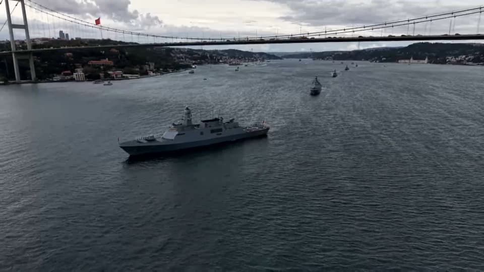 İstanbul Boğazı'nda geçit töreni