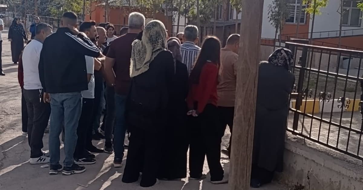 Kız öğrenci okula silahla geldi! Van'da korku dolu anlar!