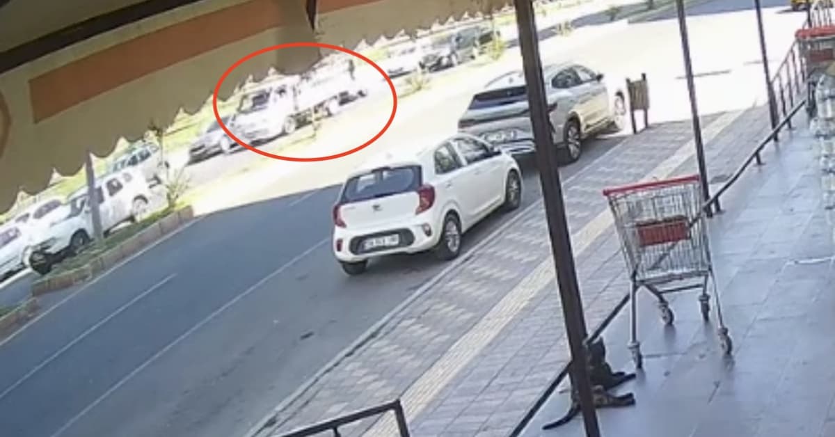 Kapıya çarptı, kamyonun altında kaldı!