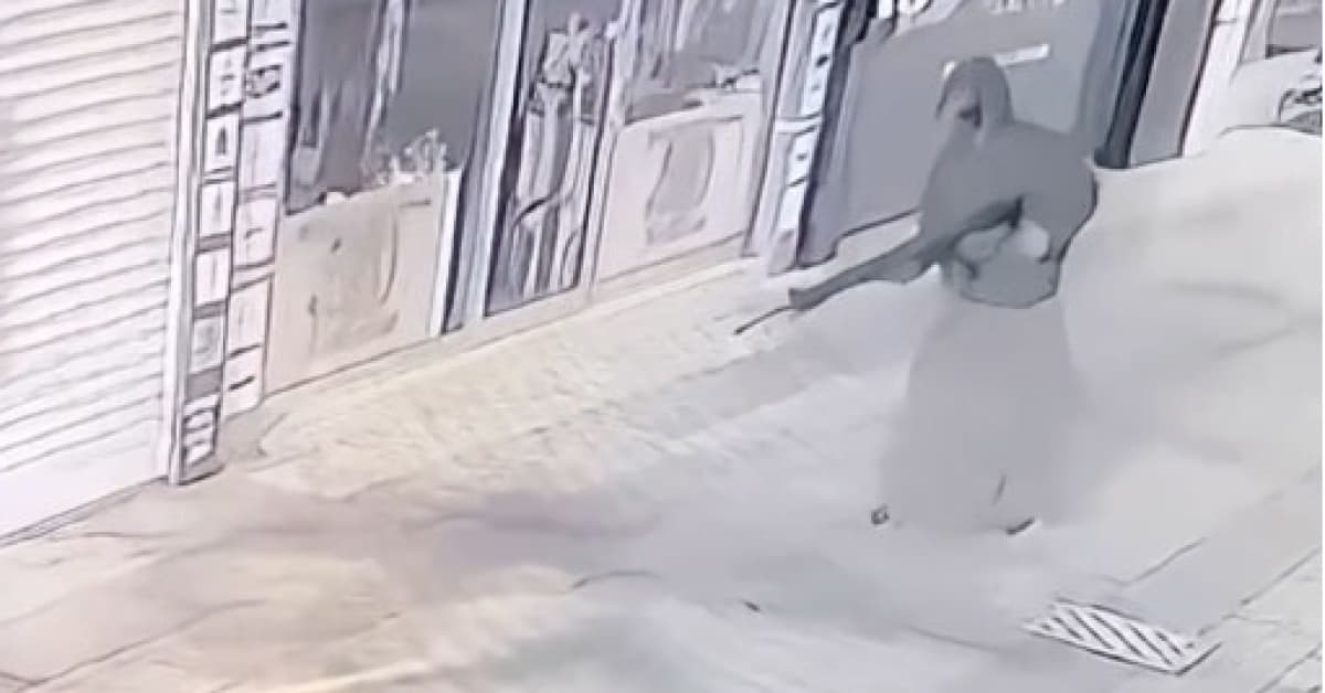 Etek giyip iş yerini kurşunladı