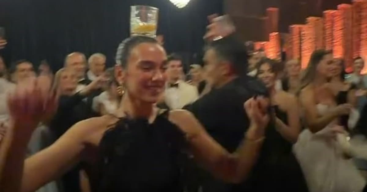 Dua Lipa akraba düğününde!