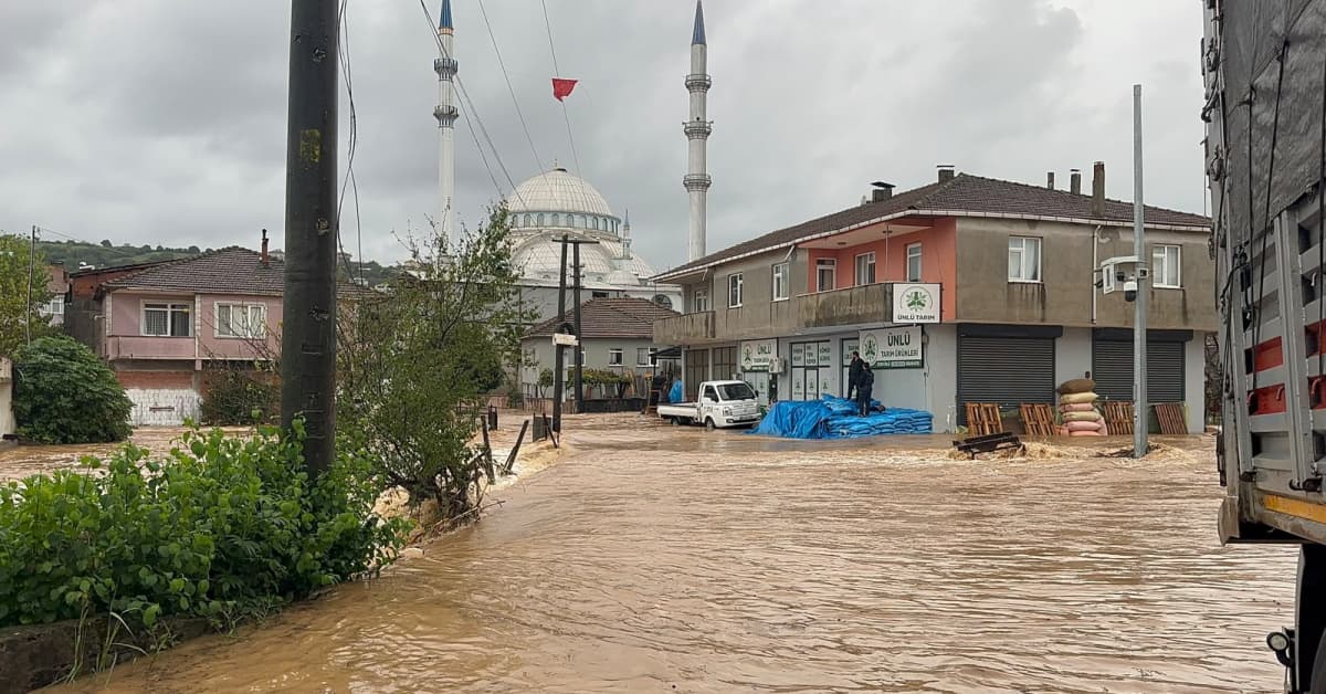 Sağanak esareti! Dere taştı, su baskınları yaşandı!