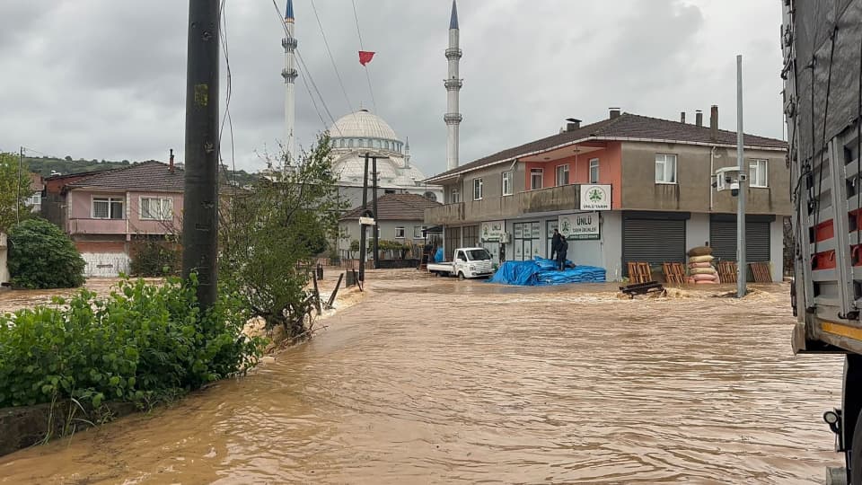 Sağanak esareti! Dere taştı, su baskınları yaşandı!
