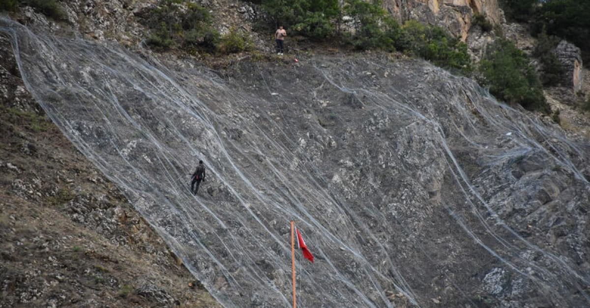 Tomara Şelalesi'nde çelik ağlarla önlem alınıyor