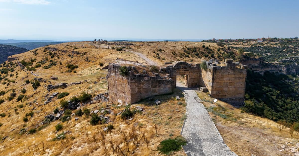 Uşak'taki tapınakta 2 bin 500 yıllık keşif