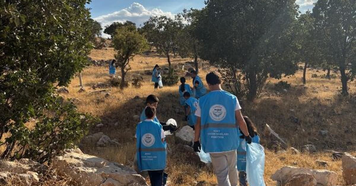 Siirt'te öğrencilerden çevre temizliği