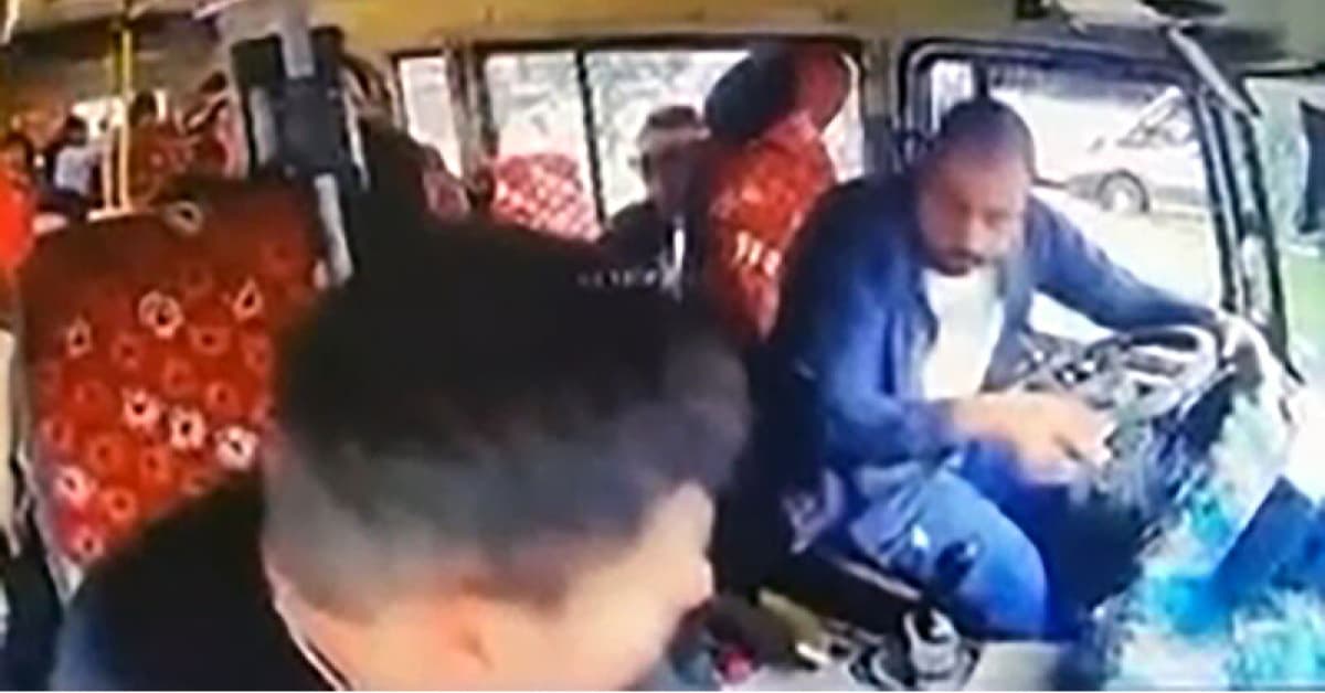 Konuşurken yaptığı kaza kamerada!